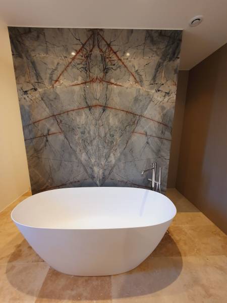 Habillage mural en panneaux céramique avec suivi de veinage pour salle de bain de notre marbrier à Nîmes proche d'Uzès