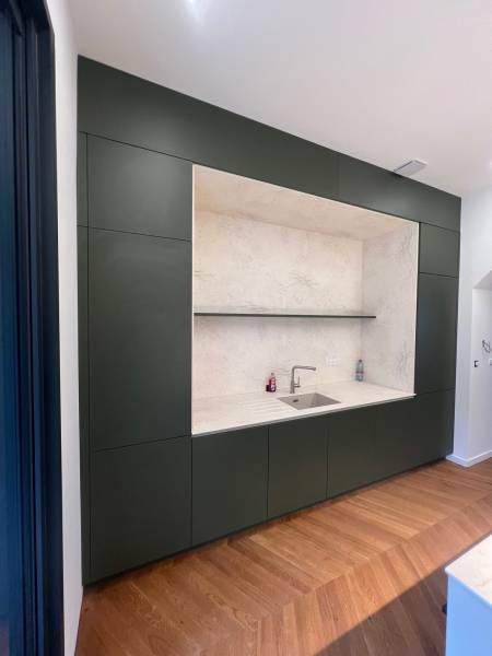 Création d’une cuisine contemporaine avec îlot central et façades sombres élégantes à proximité d’Uzès dans le Gard