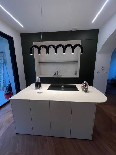 Création d’une cuisine contemporaine avec îlot central et façades sombres élégantes à proximité d’Uzès dans le Gard