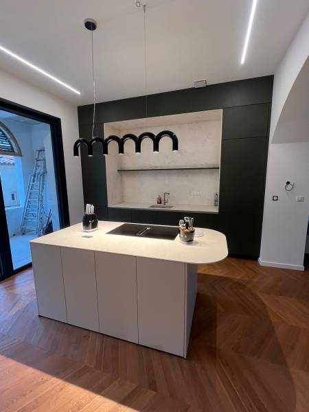 Création d’une cuisine contemporaine avec îlot central et façades sombres élégantes à proximité d’Uzès dans le Gard