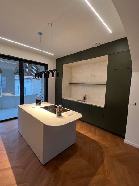 Création d’une cuisine contemporaine avec îlot central et façades sombres élégantes à proximité d’Uzès dans le Gard