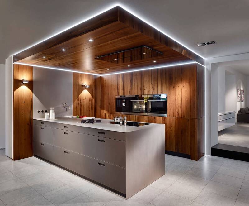 cuisine façade chêne ancien associée à une façade verre mat sur Nîmes