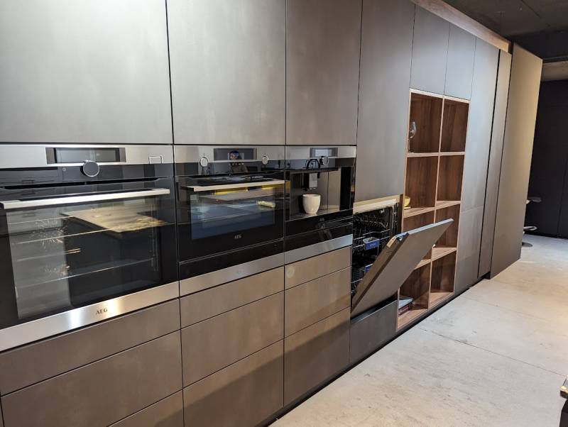 lave-vaisselle tout intégrable à mi-hauteur dans la cuisine haut de gamme à Nîmes près de Montpellier