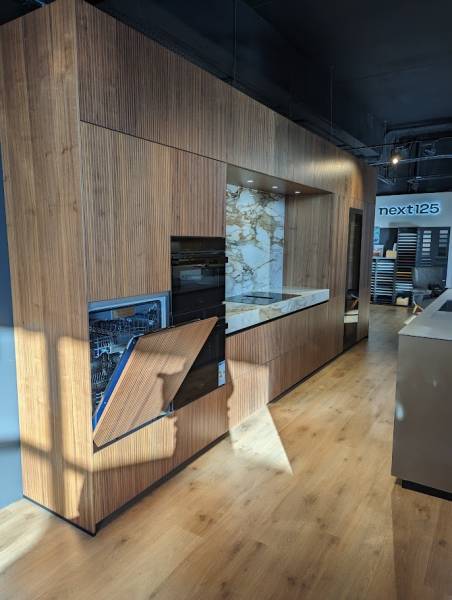 lave-vaisselle tout intégrable à mi-hauteur dans la cuisine haut de gamme à Nîmes près de Montpellier