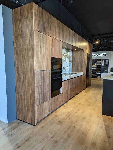 plan de travail et crédence en céramique sur notre cuisine d'exposition chez Showroom443 à Nîmes près de Montpellier