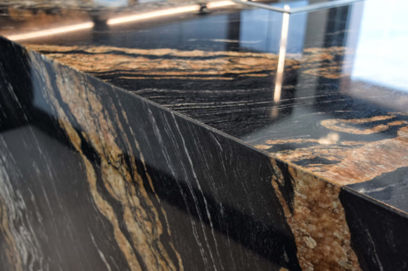 Plan de travail en pierre naturelle, une cuisine chic et intemporelle à Nîmes