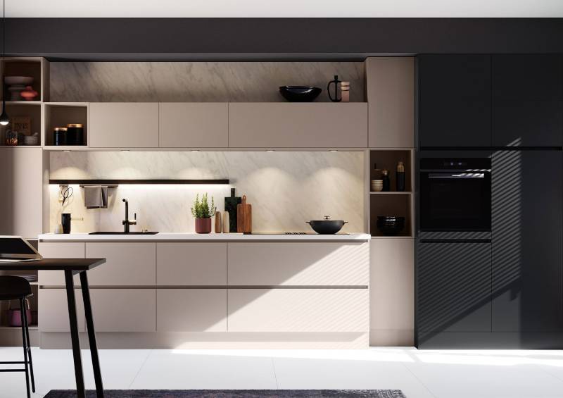 Une cuisine équipée et fonctionnelle pour un petit espace chez Showroom443 à Nîmes