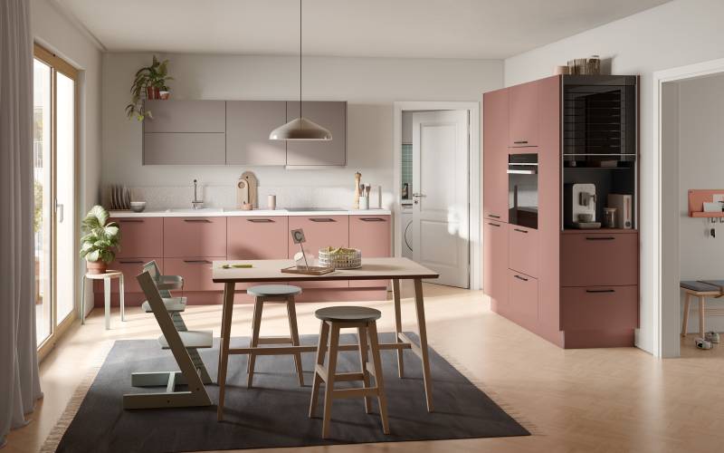 Une cuisine équipée et fonctionnelle pour un petit espace chez Showroom443 à Nîmes