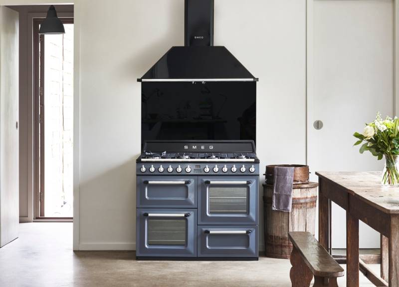 Centre de cuisson de la gamme Victoria de la marque d'électroménagers Smeg chez Showroom443 à Nîmes