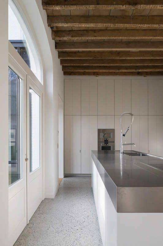 Un plan de travail en inox épais pour une cuisine minimaliste et fonctionnelle près de Montpellier