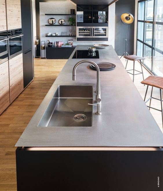 Un plan de travail en inox pour une cuisine minimaliste et fonctionnelle près de Montpellier