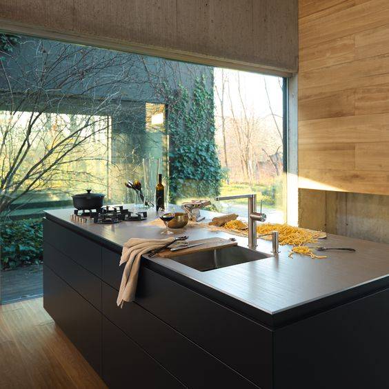 Un plan de travail en inox pour une cuisine minimaliste et fonctionnelle à Nîmes près de Montpellier