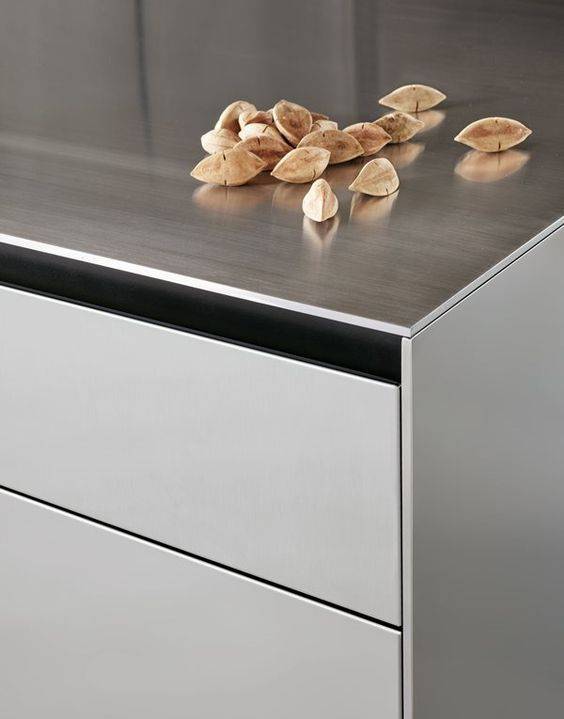 zoom sur le plan de travail de cuisine en inox massif à Nîmes