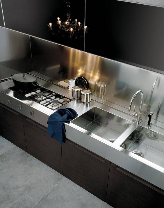 Un plan de travail en inox épais pour une cuisine minimaliste et fonctionnelle près de Montpellier