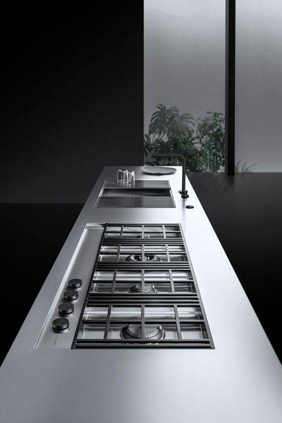 zoom sur le plan de travail en inox massif pour une cuisine contemporaine à Nîmes