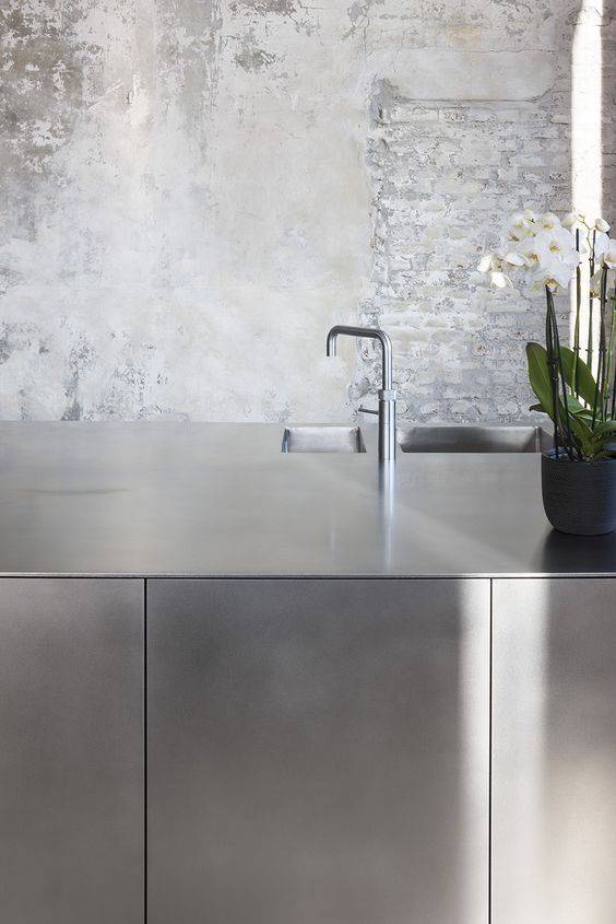 Un plan de travail en inox pour une cuisine minimaliste et fonctionnelle chez Showroom443 près de Montpellier