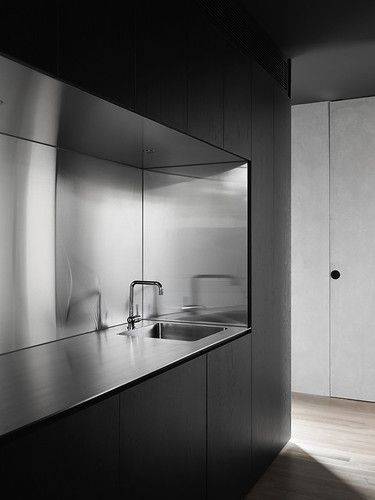 Un plan de travail en inox massif pour une cuisine minimaliste et fonctionnelle près de Montpellier