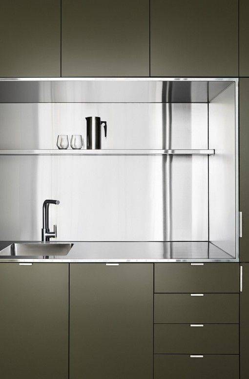 Un plan de travail en inox massif fin pour une cuisine minimaliste et fonctionnelle près de Montpellier