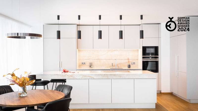 Une cuisine sur mesure blanche pour une décoration intemporelle chez Showroom443