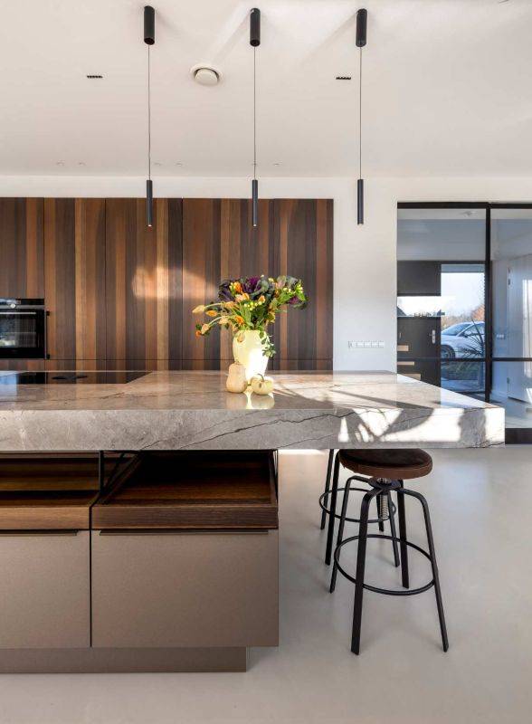 Une cuisine en bois moderne avec ilot central pour manger, cuisine Poggenpohl chez Showroom443