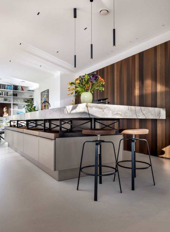 Une cuisine en bois moderne avec ilot central pour manger, cuisine Poggenpohl chez Showroom443 à Nîmes