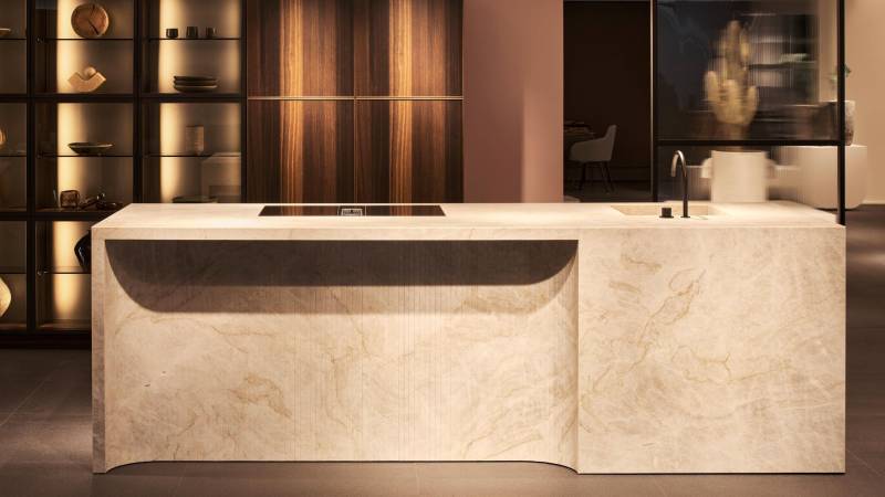 Une cuisine en bois moderne avec ilot central pour manger chez Showroom443 à Nîmes