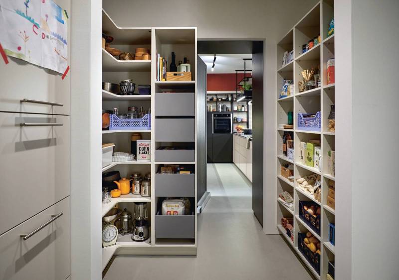 Vue de l'intérieur de la porte dérobée sur mesure bois noir teinté à Nîmes proche de Montpellier