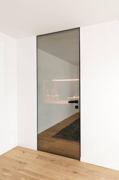 Porte intérieure design italienne albed quadra toute hauteur verre fumé à Nîmes près de Montpellier