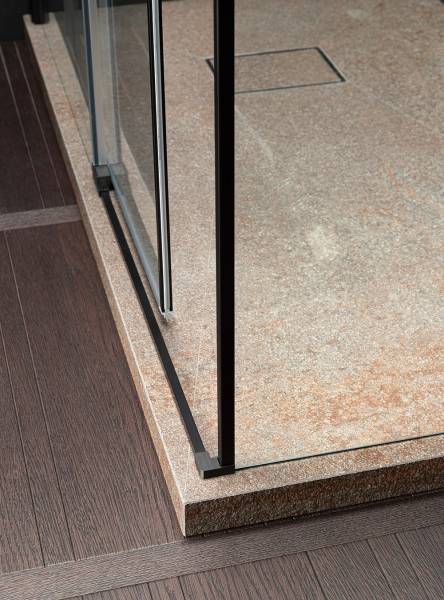 Zoom sur le receveur de salle de bain en pierre sur mesure à Nîmes dans le Gard