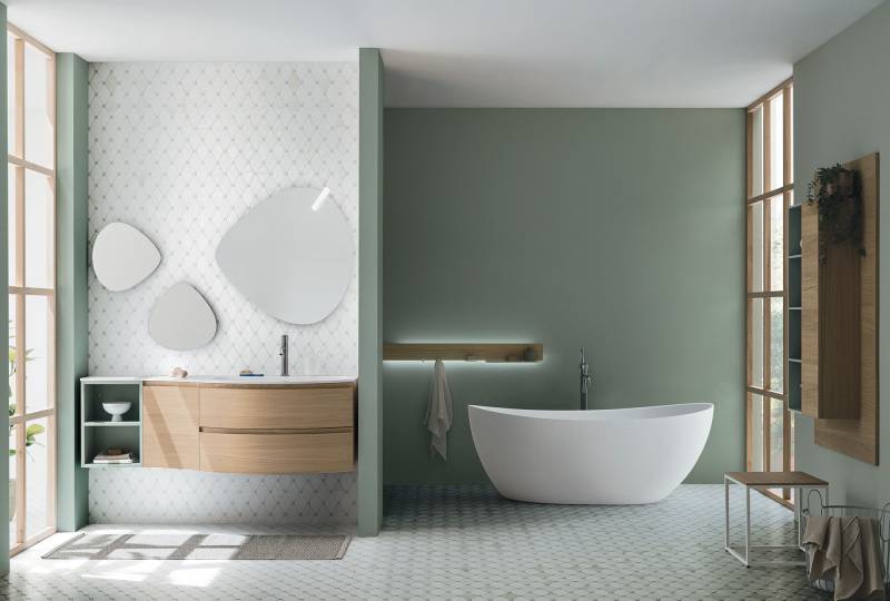 Salle de bain moderne avec meuble suspendu et baignoire chez Showroom443 à Nîmes