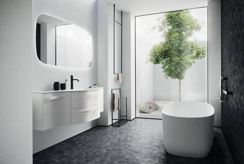 Salle de bain moderne avec meuble vasque suspendu et baignoire ilot à Nîmes