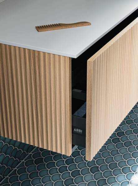 Meuble de salle de bain en bois, façade bois ondulé chez Showroom443