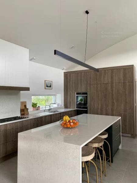 Plan de travail en quartz Silestone snow ibiza, suivi de veinage et coupe à45° sur Nîmes dans le Gard