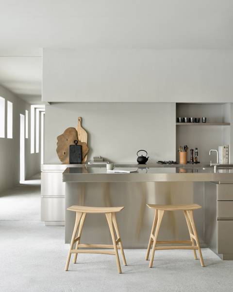 Une chaise haute design Ethnicraft pour votre ilot central de cuisine chez Showroom443