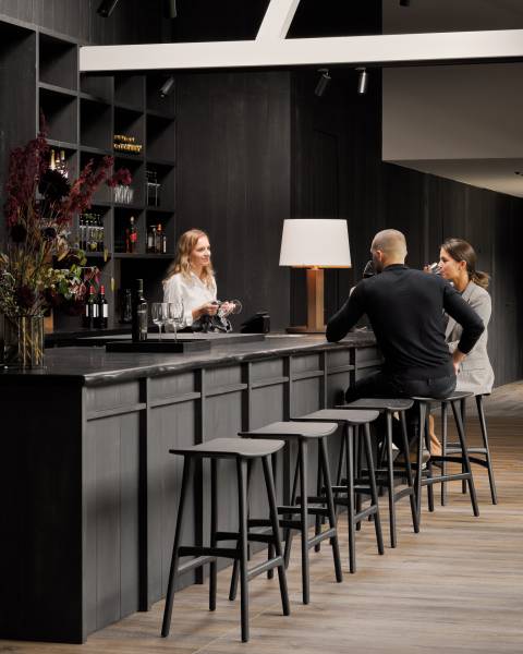 Une chaise haute design Ethnicraft pour votre ilot central de cuisine à Nîmes