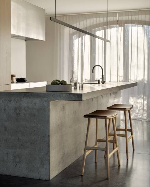 Une chaise haute design Ethnicraft pour votre ilot central chez Showroom443 à Nîmes