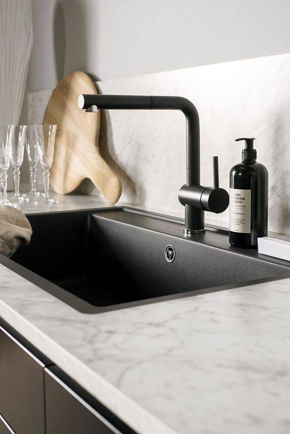 évier installation à fleur de plan en résine noir à Nîmes