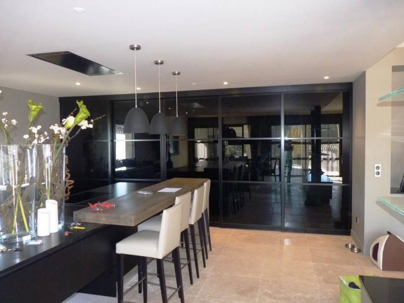 cuisine avec plan de travail en granit haut de gamme et linéaire caché derrière portes coulissantes sur Nîmes dans le Gard