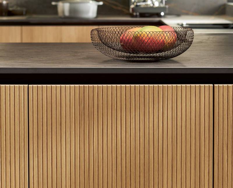 cuisine tendance, le modèle de façade bois rainuré NX670 chêne bianco à Nîmes