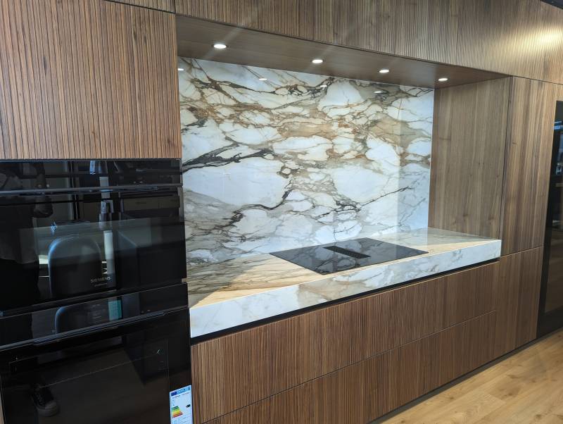 Cuisine design haut de gamme en noyer massif à Nîmes dans le Gard